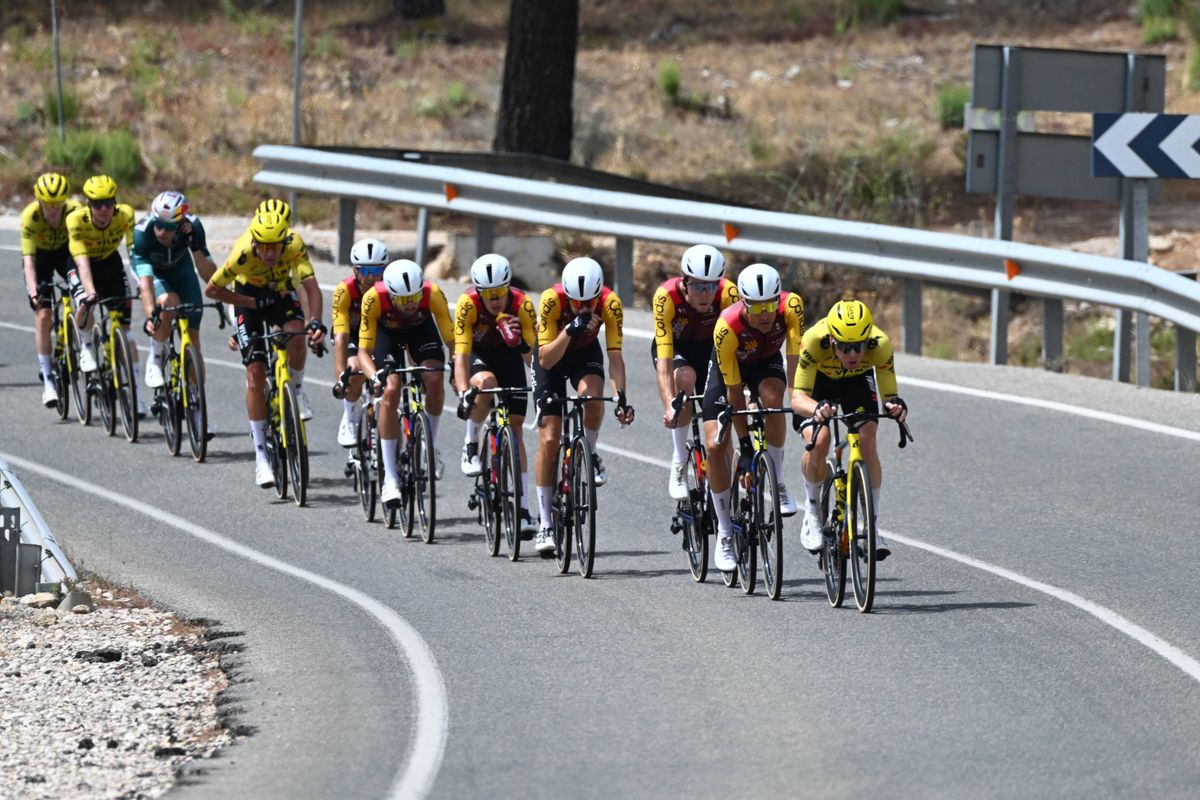 Enric Mas temporarily steps down as peloton's spokesperson during heat talks at the Vuelta; Steven Kruijswijk replaces him