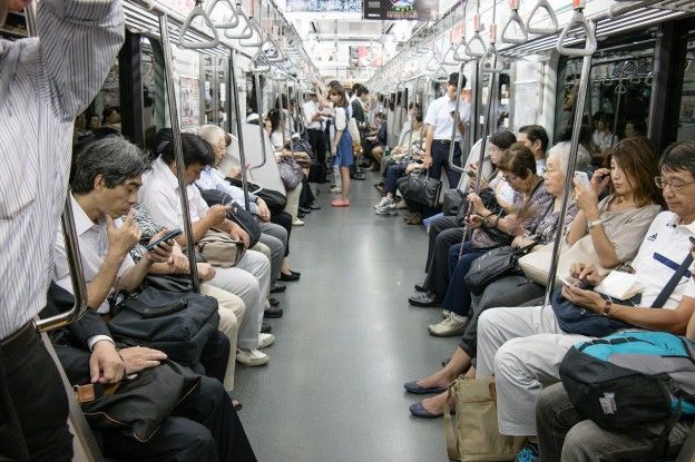 Japanse stad voert verbod op 'smartphone-lopen' in