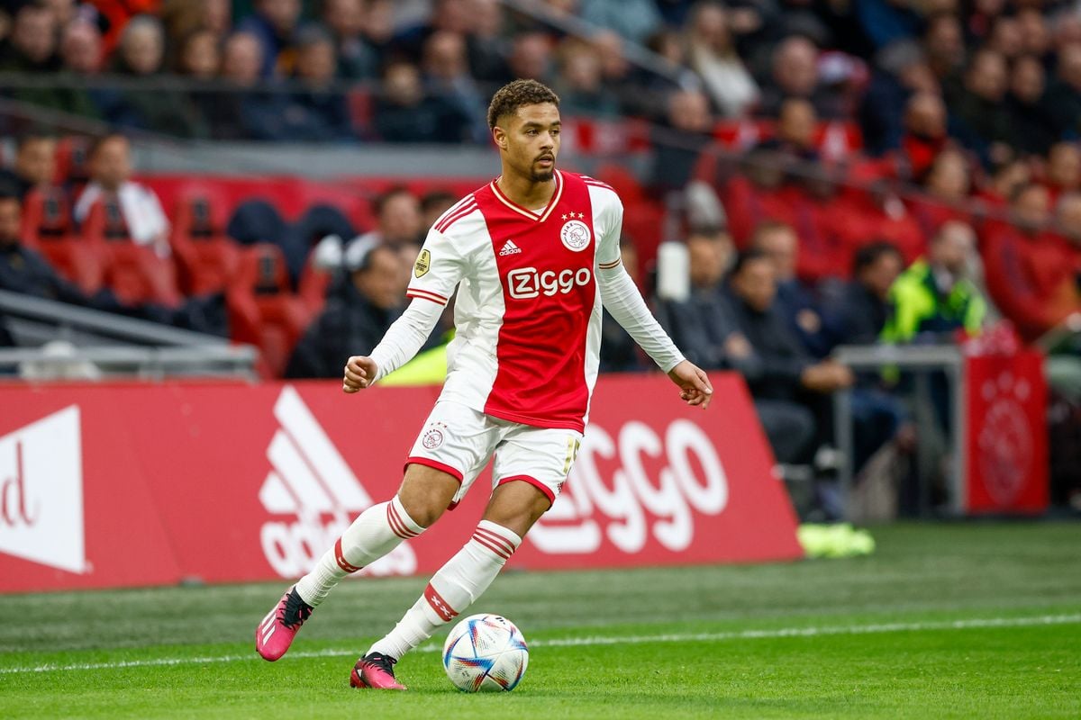 Ajax-verdediger opvallend positief over zichzelf: 'Kan terugkijken op een goed seizoen'