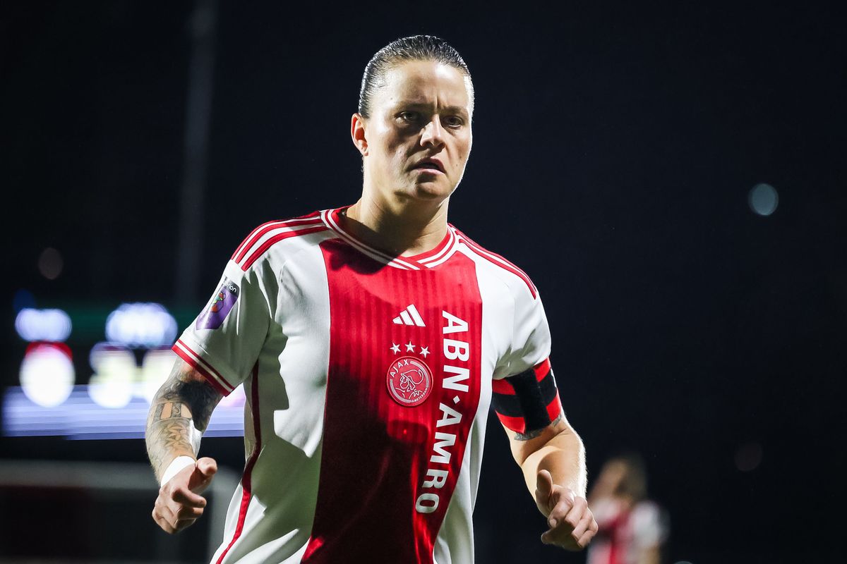 Ajax-aanvoerster laakt houding KNVB: 'Dat is helemaal niks, dat kan niet'