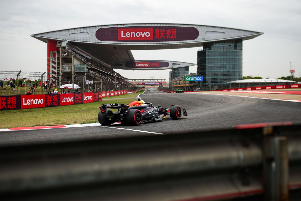 Verslag VT1 Grand Prix China: Brand langs circuit, snelle Ferrari's en een timide Verstappen