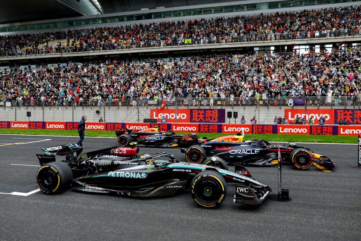 Verstappen snelt zich in kwalificatie naar poleposition in China, Hamilton start vanaf P18