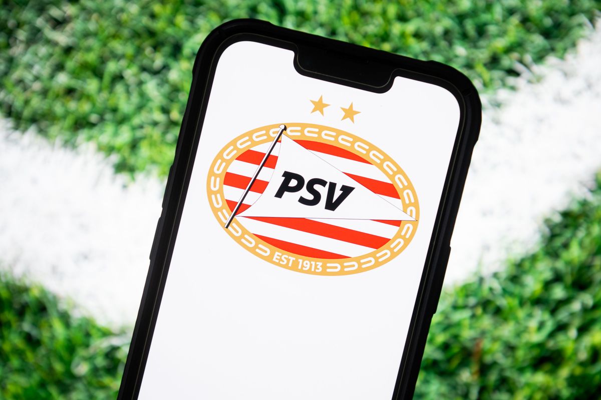 X gaat los op uitgelekt PSV-shirt: 'Bloemetjesjurk van mijn schoonmoeder nog mooier'