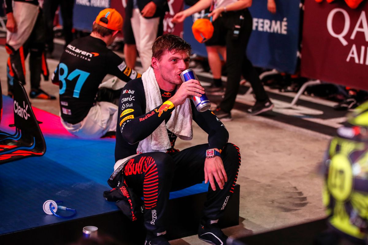 Verstappen onthult hoeveel Red Bull-blikjes hij per dag naar binnen werkt: 'Zoveel drinken als je wilt'