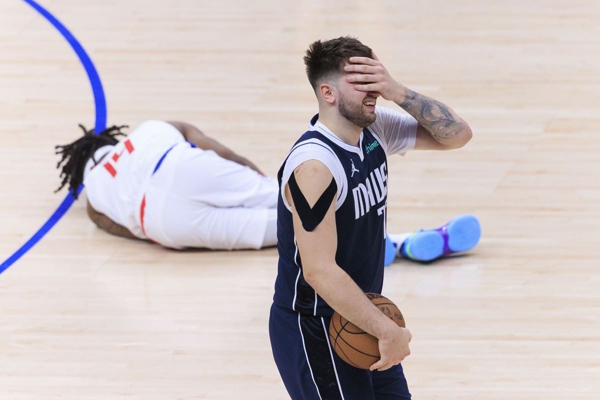 Ondertussen in de Sport | Persconferentie NBA-speler opgeschrikt door pikante geluiden