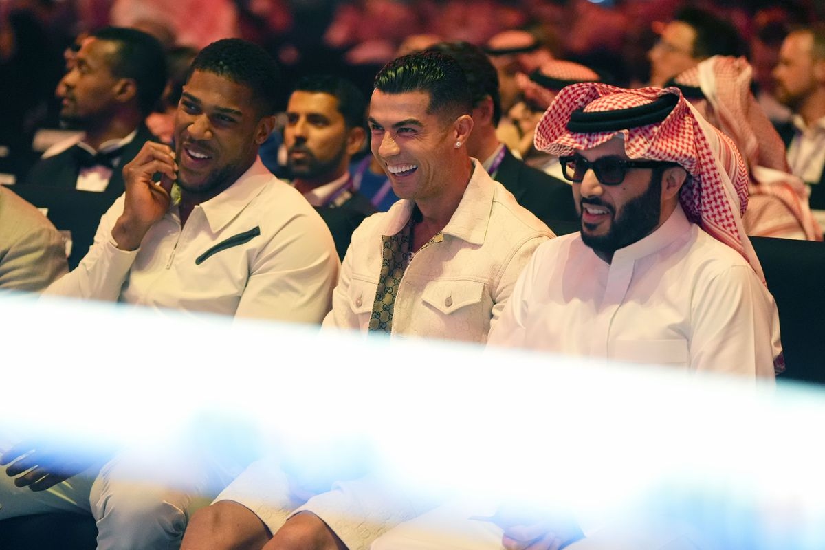 Ondertussen in de Sport | Ronaldo ontmoet Neymar bij historische bokswedstrijd
