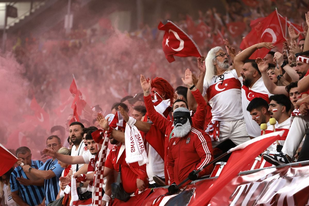 Toon gezet: Turkse voetbalfans steken vuurwerk af bij spelershotel van Oranje
