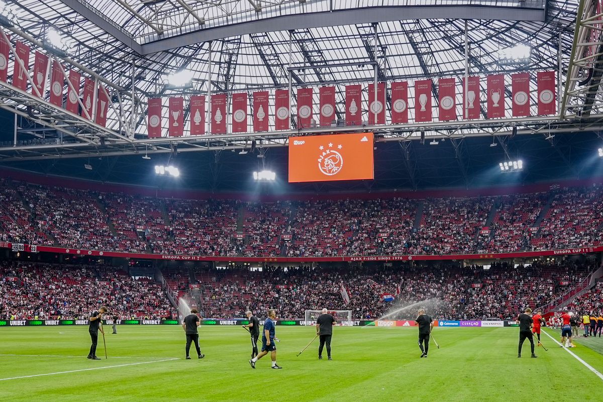 Grote verbazing bij Ajax-supporters om gesloten dak ArenA; dit is de reden hierachter