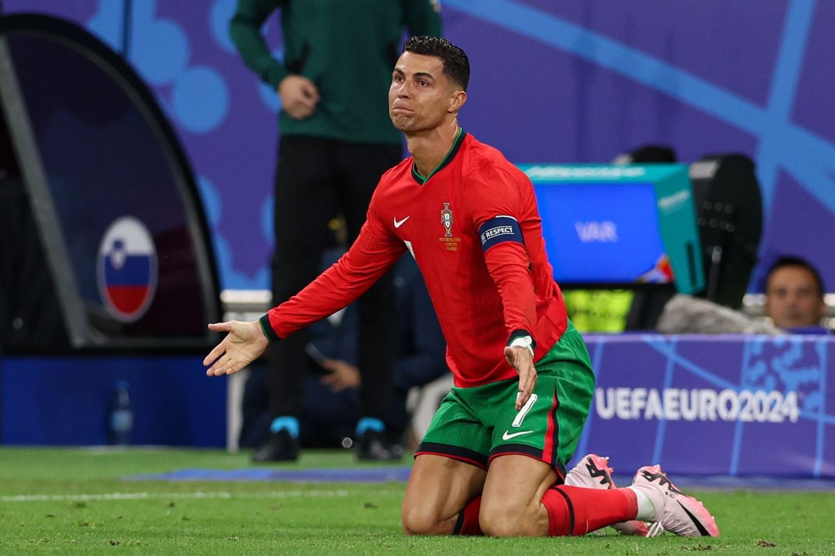 Van der Gijp kijkt verwonderd naar overdadige Ronaldo: 'Dat is niet goed'