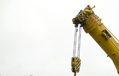 Kantelende kraan beschadigt woning, auto en waterleiding in Krommenie