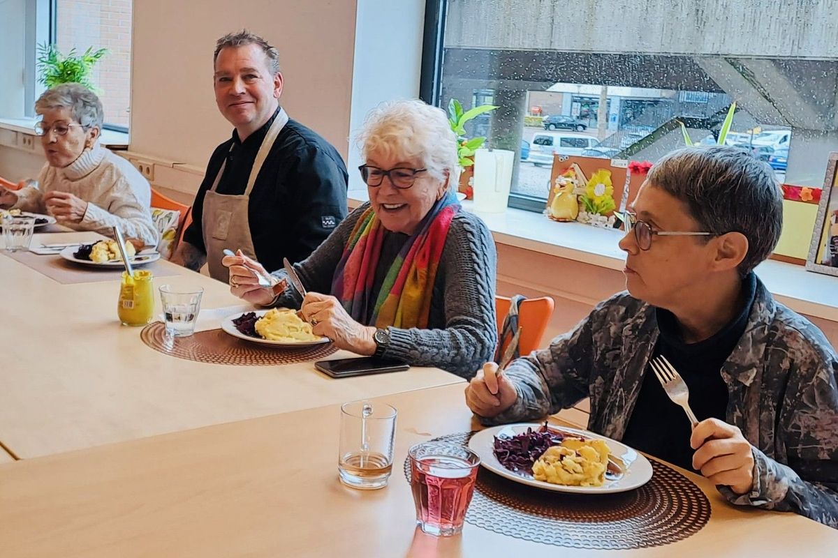 Professionele kok kookt lunch voor deelnemers van het Vonkje