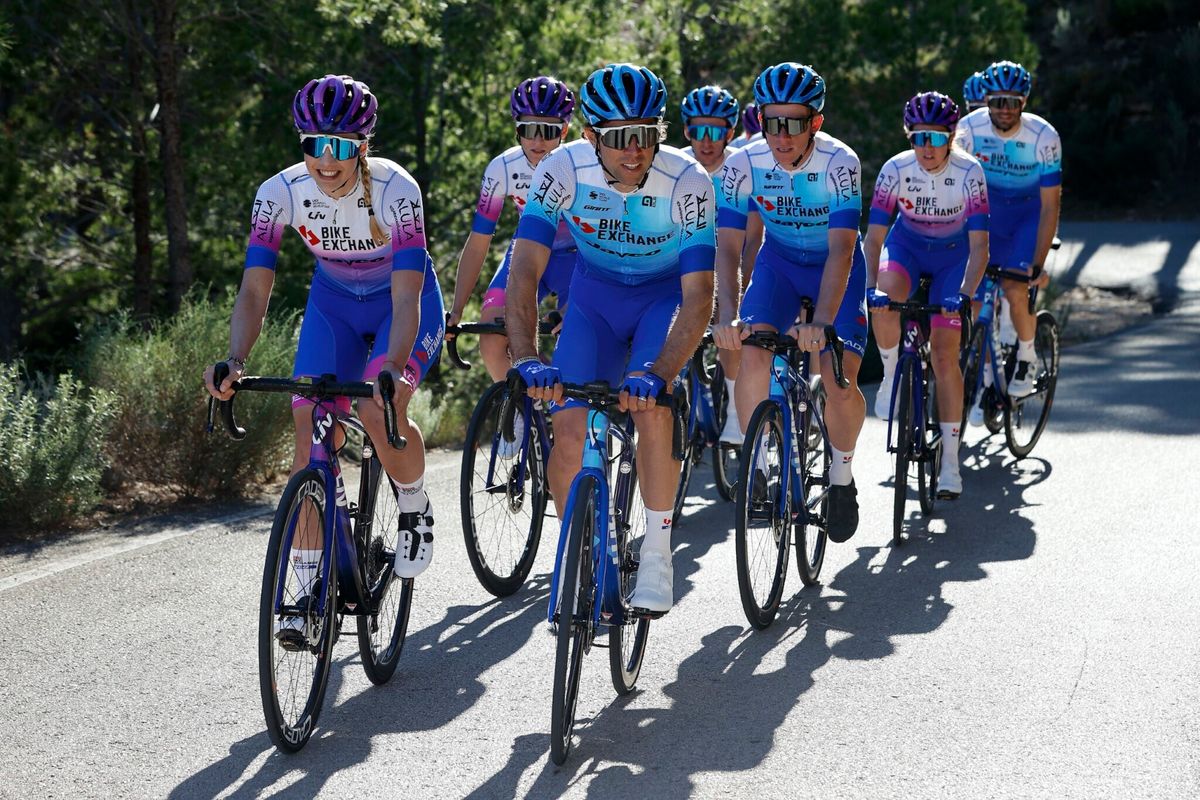 Wieleroutfits WorldTour 2022 | Team BikeExchange Jayco kiest voor blauw tenue