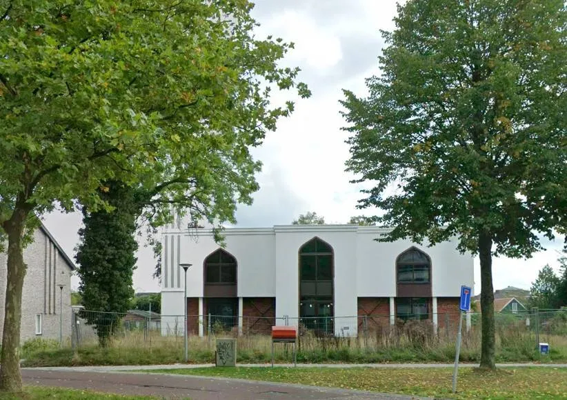 Voor tweede keer ruit ingegooid van nieuwe moskee in Assen