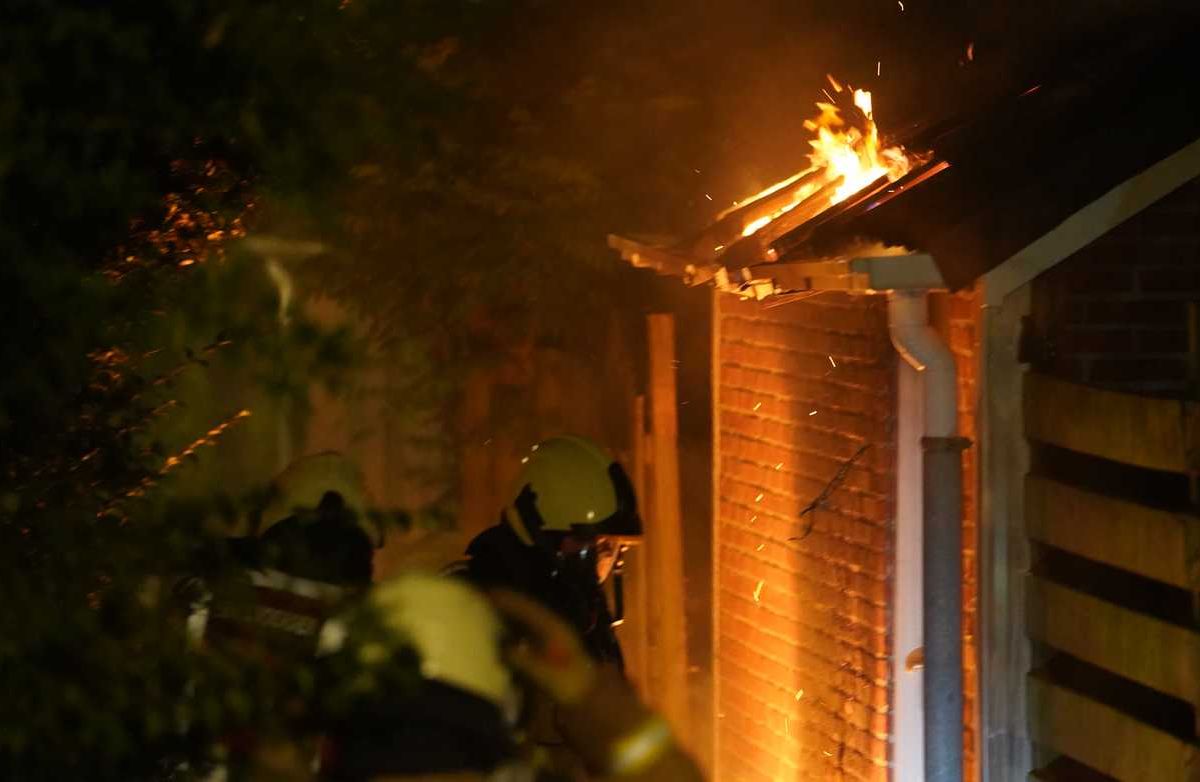Schuurtje in de brand nadat bankje in brand wordt gestoken in Assen