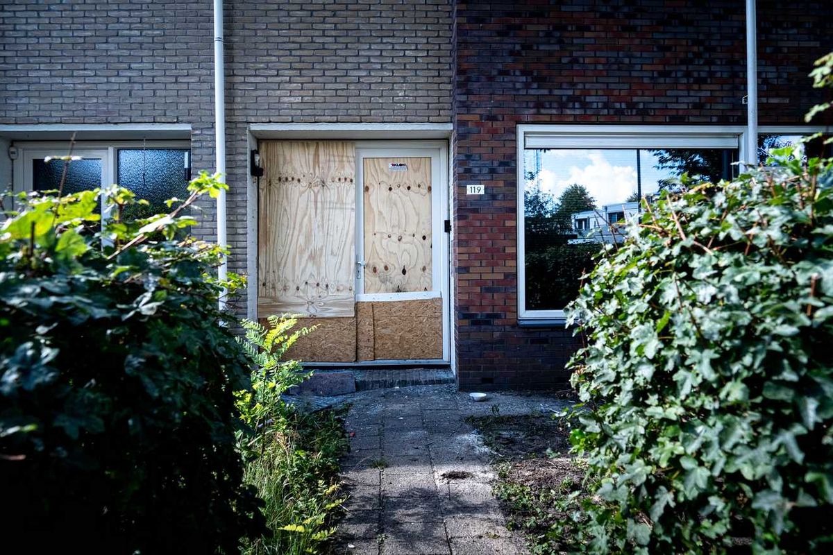 Politie doet onderzoek en zoekt getuigen na explosie bij woning in Assen