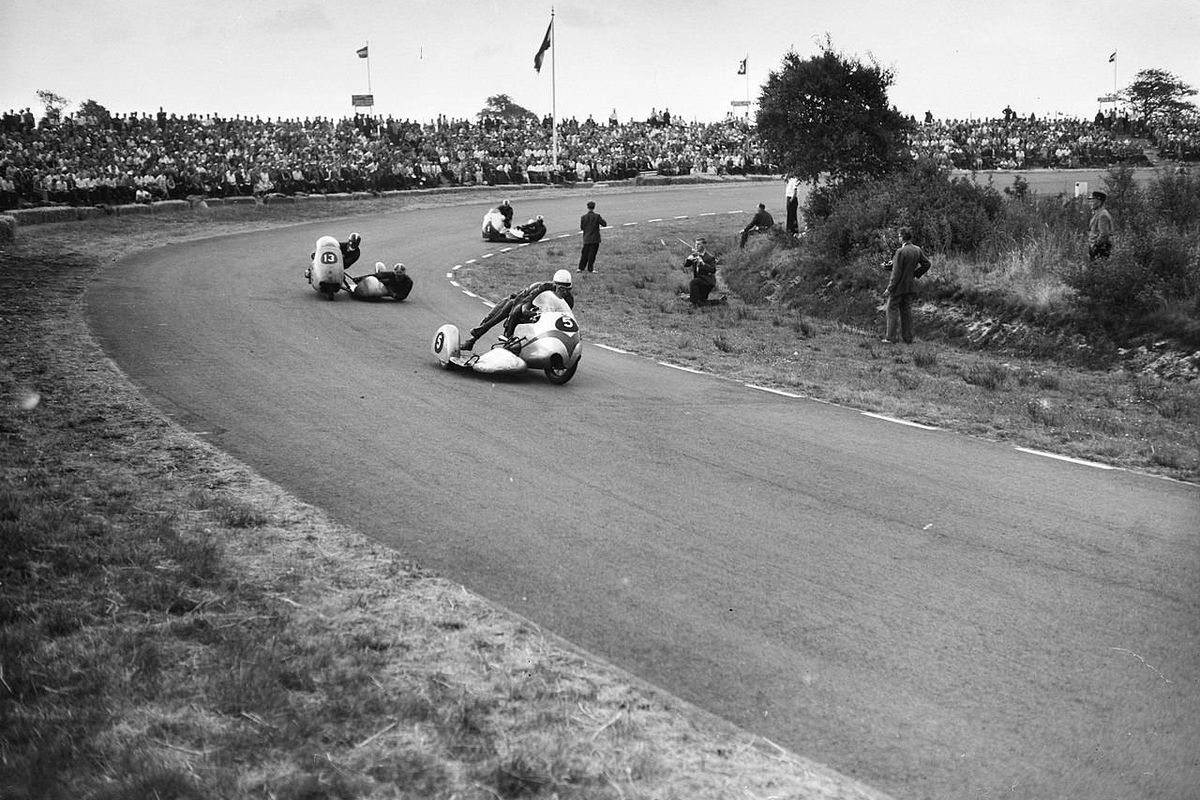 Historisch materiaal TT Circuit Assen overgedragen aan Drents Archief