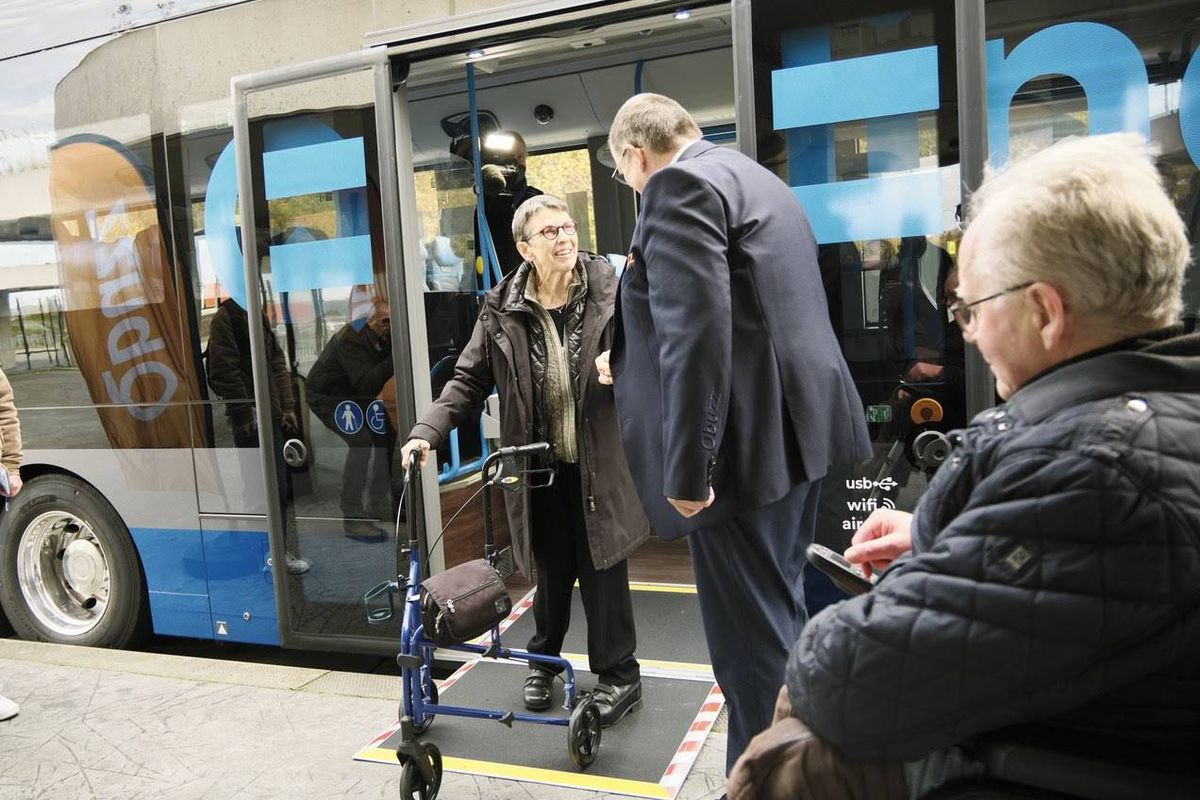 Nieuwe generatie elektrische Qliners gedoopt: duurzaam en toegankelijk openbaar vervoer