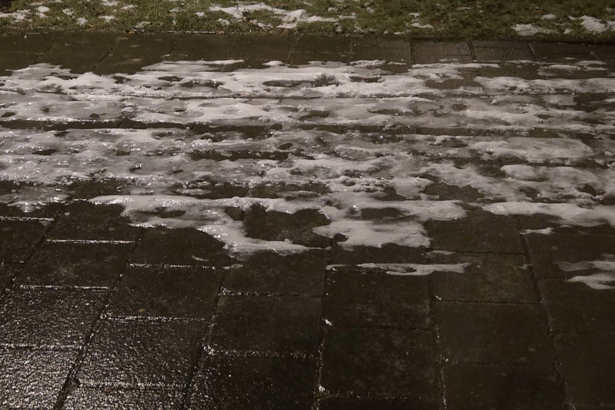 Update: Code rood verlengd tot 14.00 uur vanwege spekgladde wegen door ijzel; veel ongelukken op de weg, geen treinen en bussen in Noord-Nederland wegens gladheid