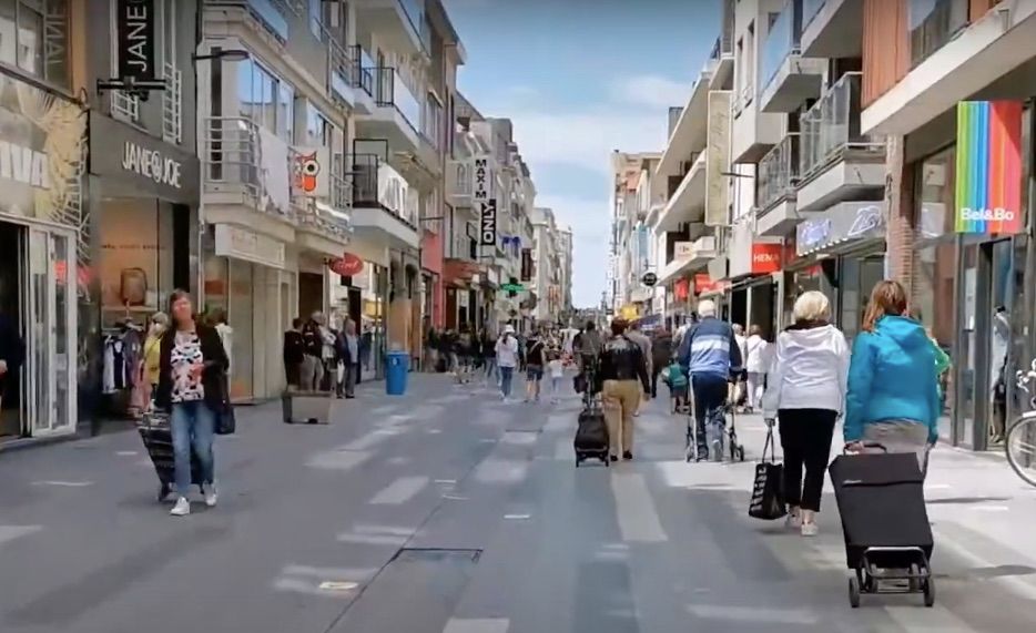 Preuts België wie in Blankenberge of Knokke in bikini of bloot