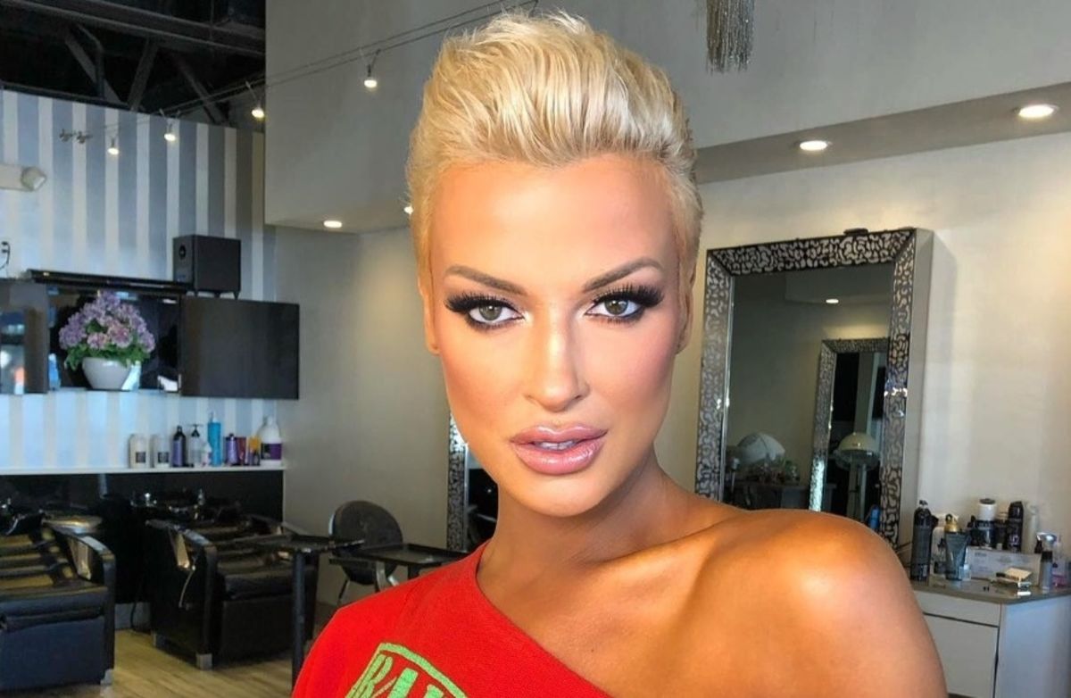 Laura presenteert nieuws poedelnaakt: “Je moet mijn werk serieus nemen