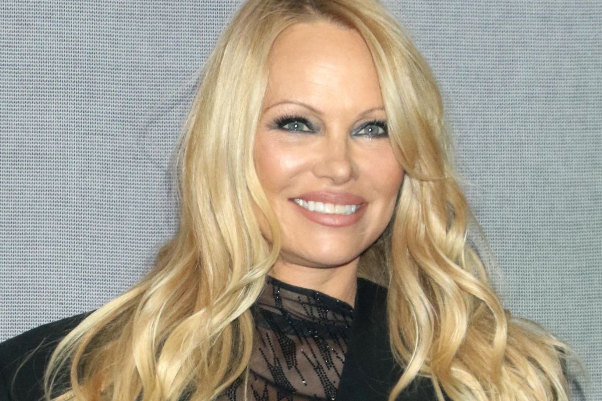 Pamela Anderson promoot (zonder makeup) haar eigen bikinicollectie Pamela Anderson promoot (zonder makeup) haar eigen bikinicollectie