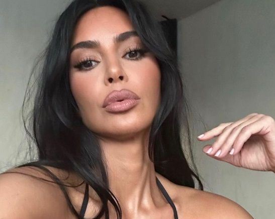Kim K. schokt haar fans met zeer pikante bikinireclame: "Is dit soms ... Kim K. schokt haar fans met zeer pikante bikinireclame: "Is dit soms ...