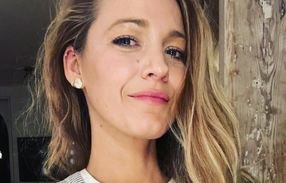 Actrice Blake Lively Zet Instagram In Vuur En Vlam Met Fotoshoot In Rode Bikini