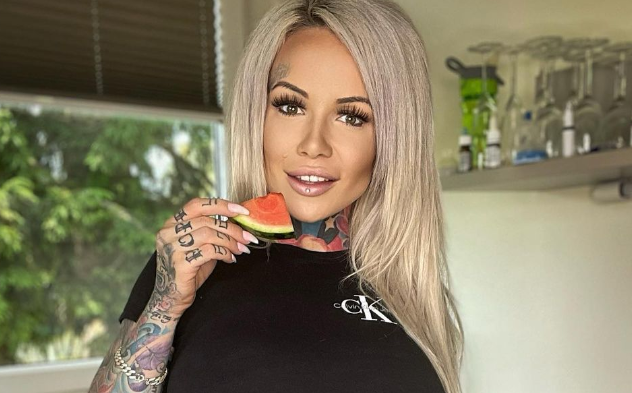 Duitse Tattoo Babe Juliane Zoekt De Grenzen Van Instagram Op Met