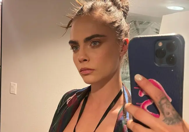 Actrice / model Cara Delevingne gooit wat kleren uit om haar nieuwste