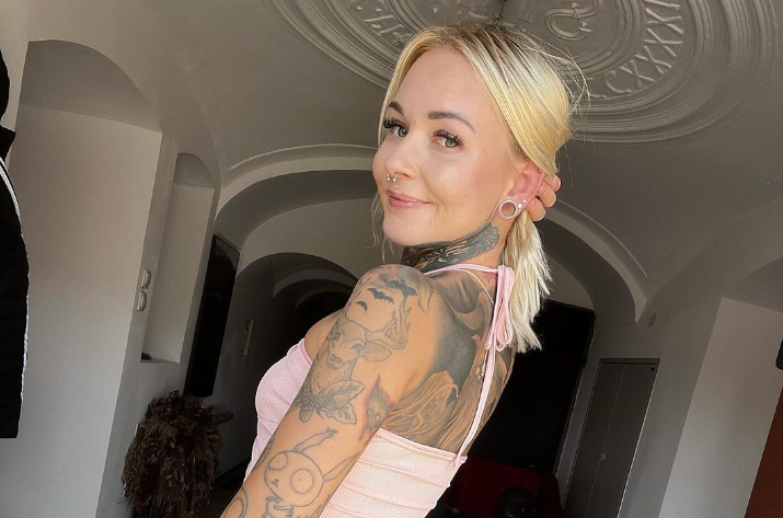 Pikant tattoo-model Kristy deelt enkele gepeperde kiekjes die je ferm ...