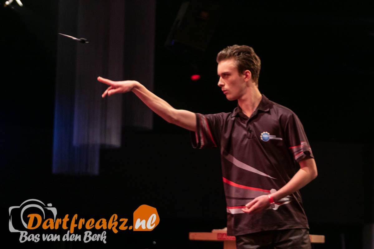 Maandag in Beuningen Mark Tabak steelt de show op darttoernooi