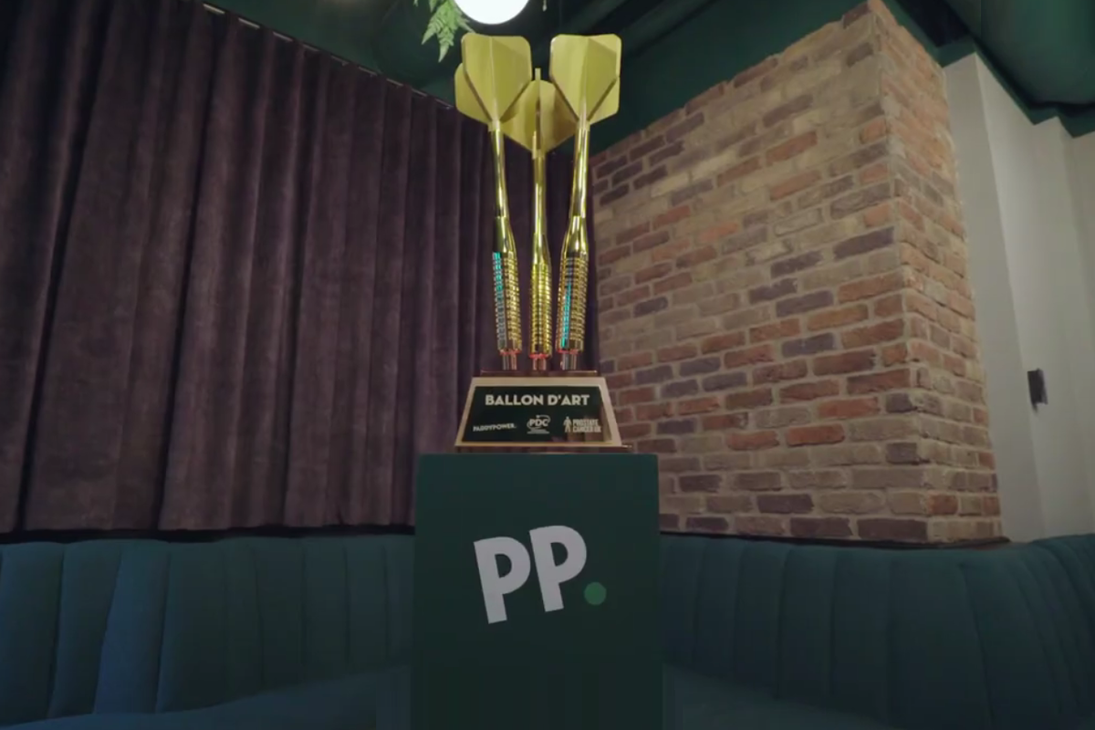Deze overdreven grote trofee is op het PDC WK te winnen voor meeste 180ers Deze overdreven grote trofee is op het PDC WK te winnen voor meeste 180ers