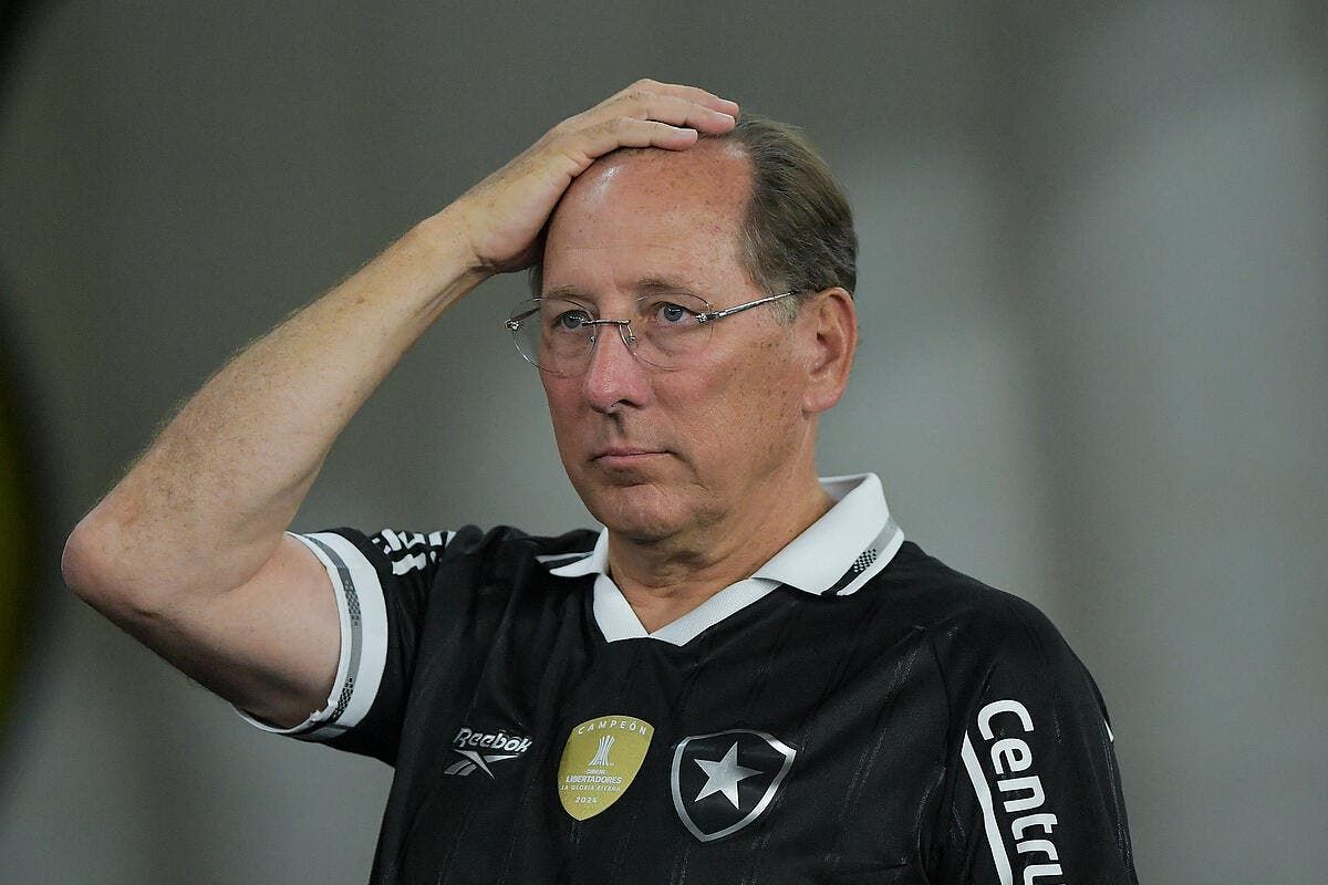 Botafogo surendetté, Textor fuit le plus loin possible