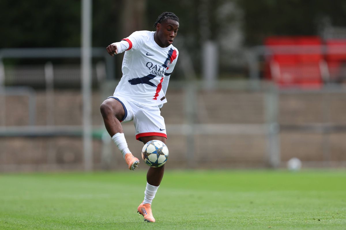 Le groupe du PSG à Lyon avec un bizuth de 16 ans