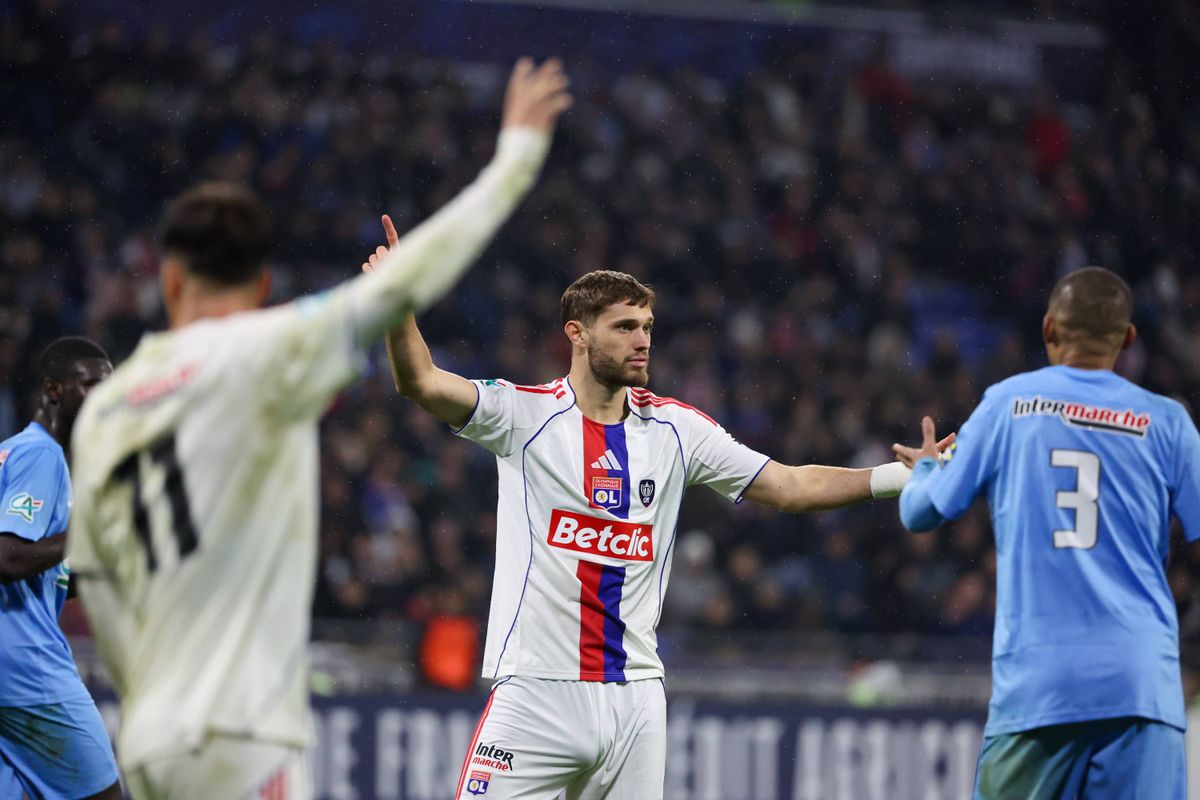 OL : Abdelli arrive, un joueur claque la porte !