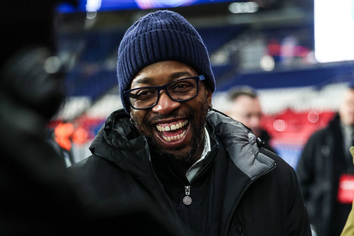 Ce consultant se marre sur le but qui élimine l'OM, il se prend une vague de haine