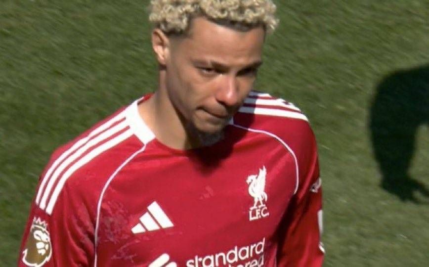 Liverpool : En larmes, Ekitike sort sur blessure