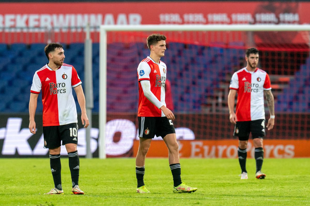 Matig Feyenoord helpt Ajax in het zadel en verliest Klassieker