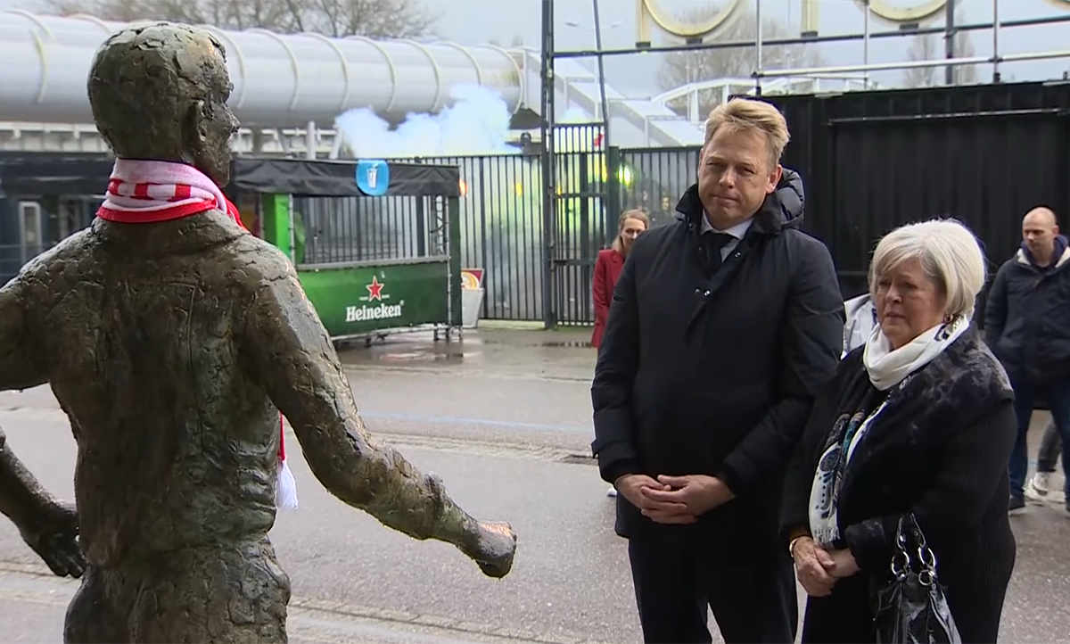 De Kuip open voor bezoek aan standbeeld en Coen Moulijn-tegels | FR12.nl