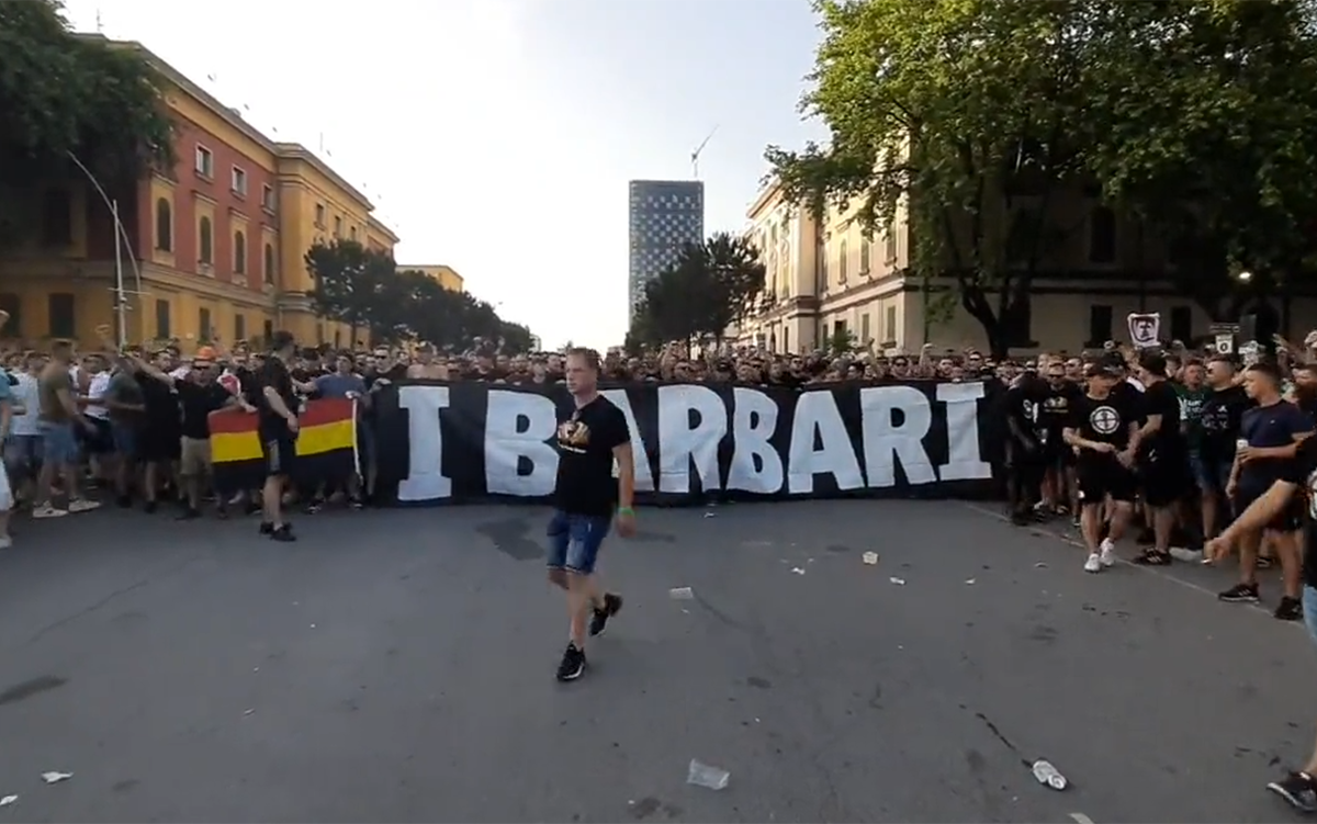 Uitstekende sfeer in Tirana: Legioen onderweg naar het stadion