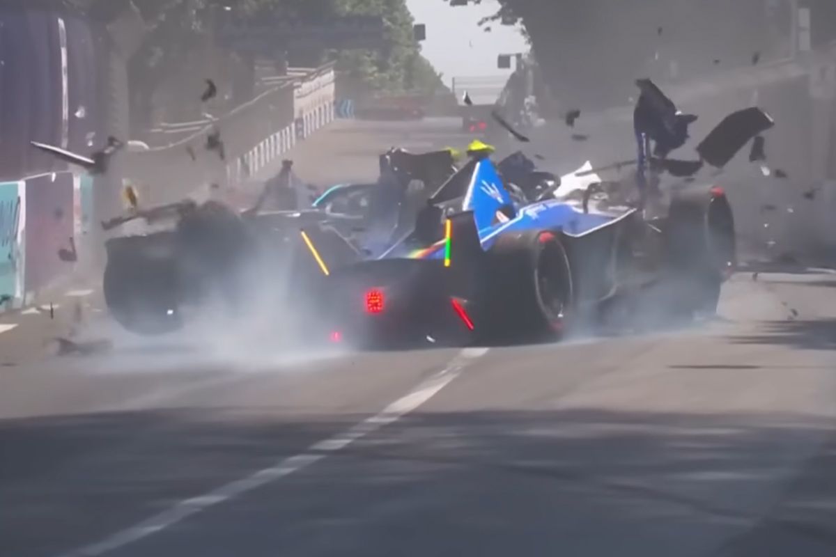 Video: Megacrash zorgt voor rode vlag tijdens Formule E-race in Rome