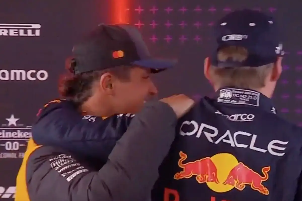 Video: Max Verstappen deelt innig moment met Lando Norris na behalen ...