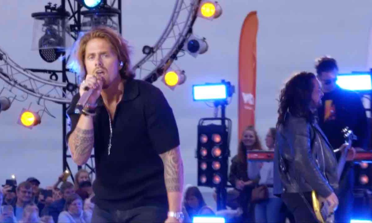 André Hazes staat helemaal strak op het podium (beelden)