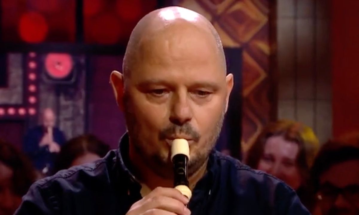 Bas Hoeflaak speelt op zijn fluit bij Humberto Tan Bas Hoeflaak speelt op zijn fluit bij Humberto Tan