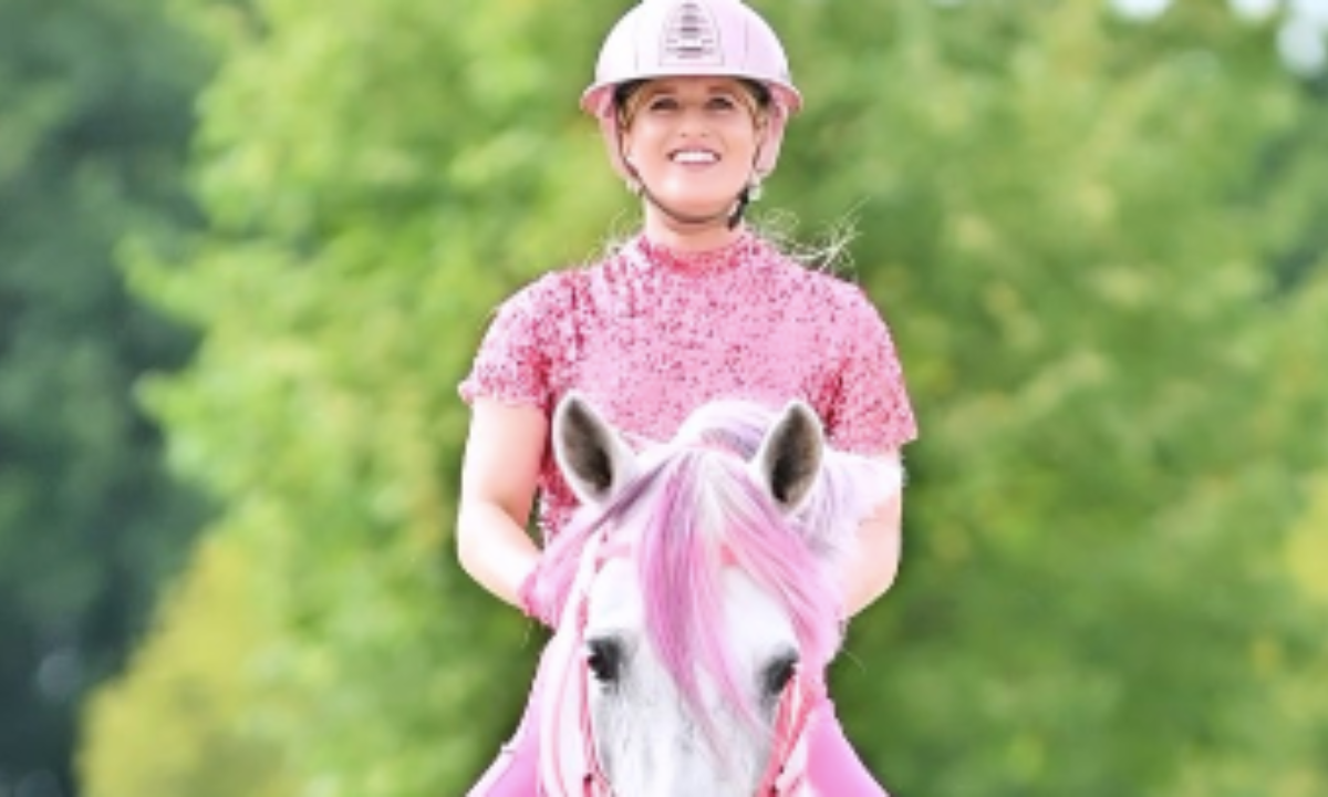 Britt Dekker verft paard knalroze door Barbie hype
