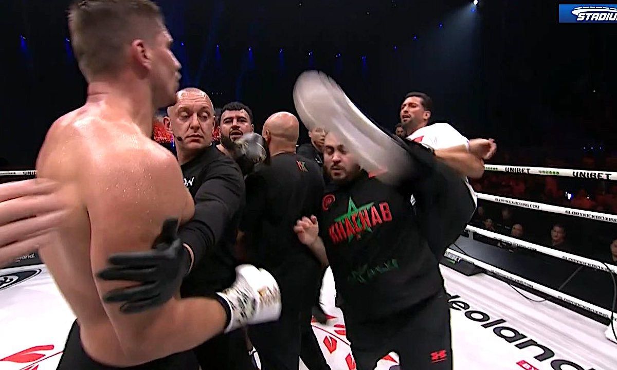 Jamal Ben Saddik valt Rico Verhoeven aan in de ring