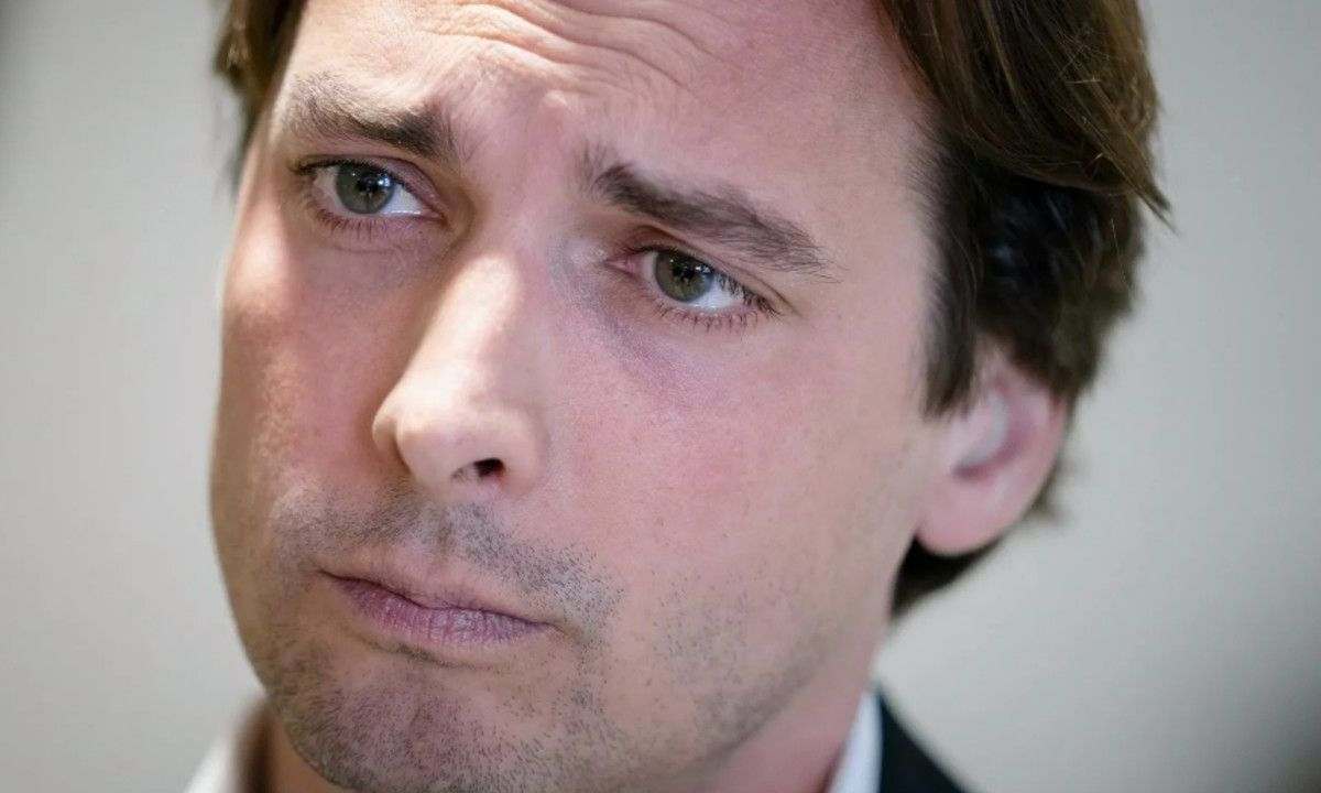 BEELDEN: Thierry Baudet toegetakeld met scherp voorwerp