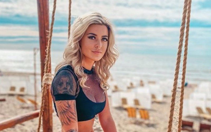 Temptation Island Ster Milou Maakt Het Wel Erg Heet Met Sexy Pose