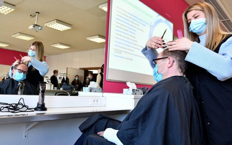 Er is hoop Dan gaan de kappers mogelijk weer open