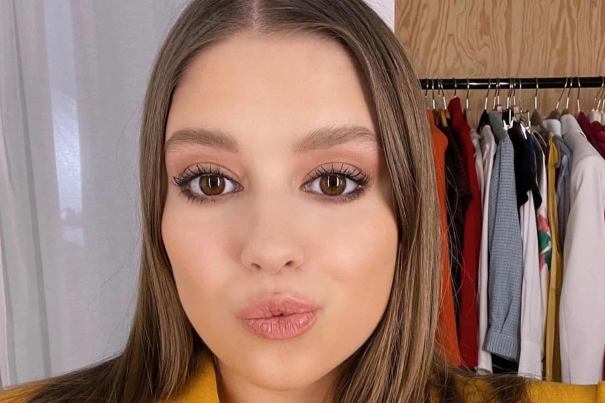 Zita Wauters laat wel erg diep in haar decolleté kijken mama Valerie